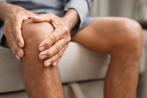 Hände auf einem Knie