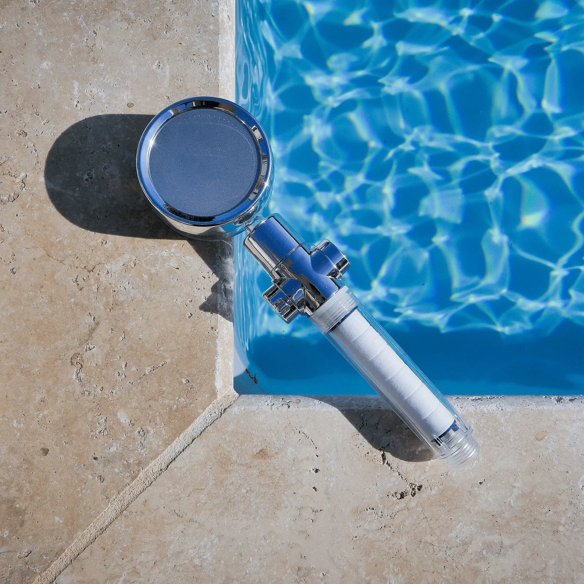 Douchette EcoPression anti-calcaire Homyria — au bord de la piscine