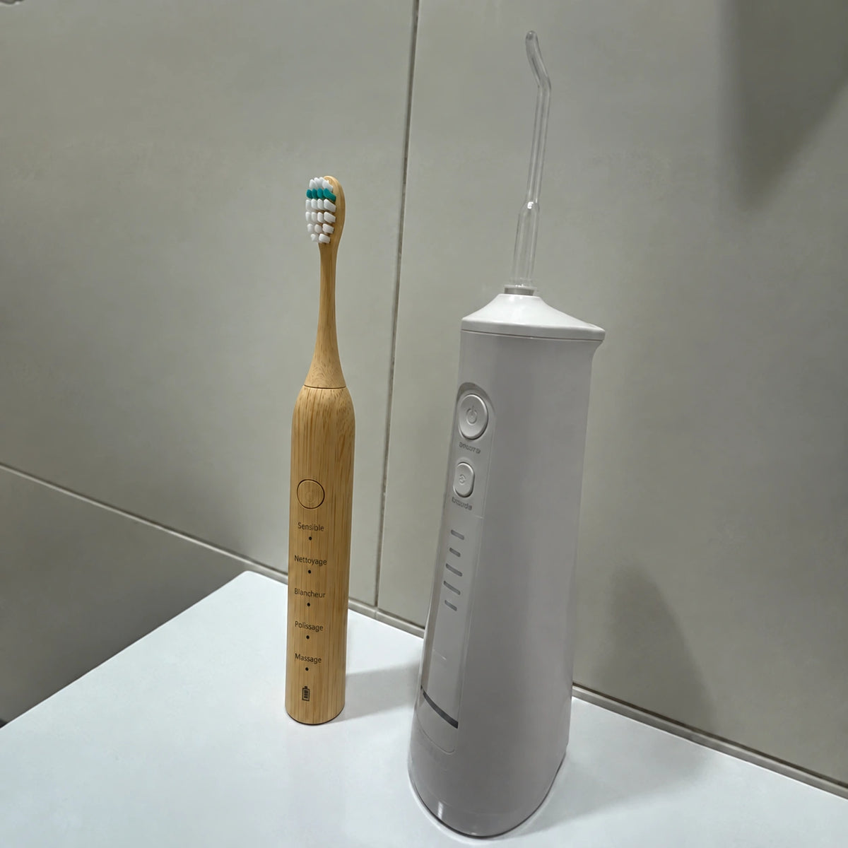 Brosse sonique en bambou sur un meuble de salle de bains