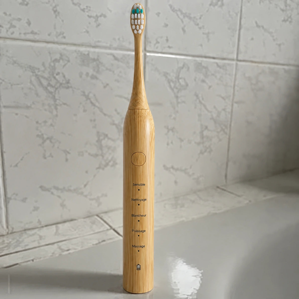 Brosse sonique en bambou devant du carrelage