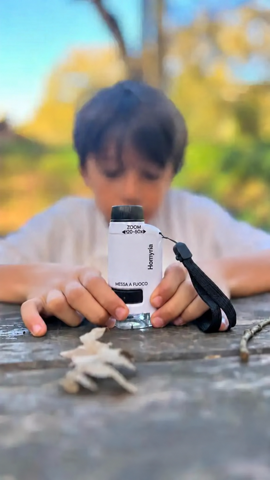 Bambino con il microscopio Homyria
