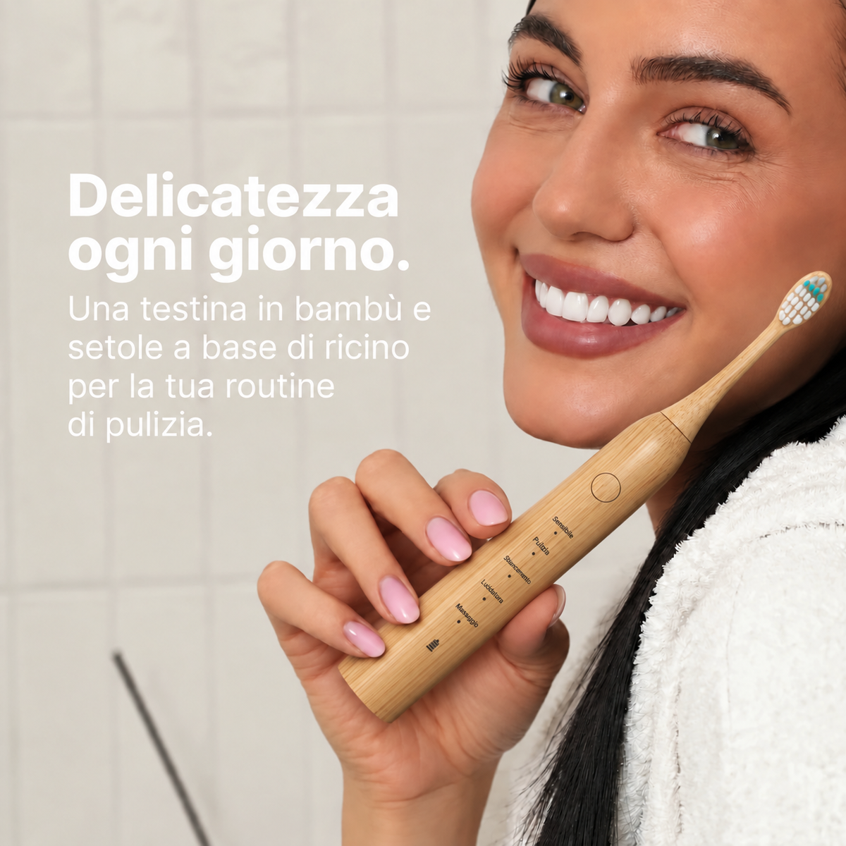 Donna con spazzolino sonico Homyria con testina in bambù