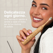 Donna con spazzolino sonico Homyria con testina in bambù