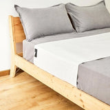 Homyria Erdungslaken quer über einem Bett