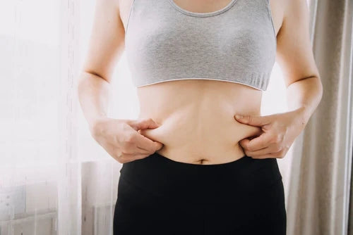 Frau mit den Händen am Bauch