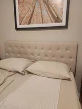 Bett mit hellem Bettzeug