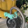Dimostrazione della spugna in cucina